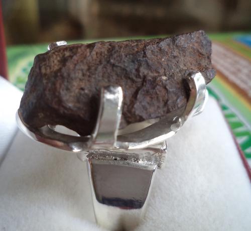 Anillo de plata con roca de meteorito condrit - Imagen 3